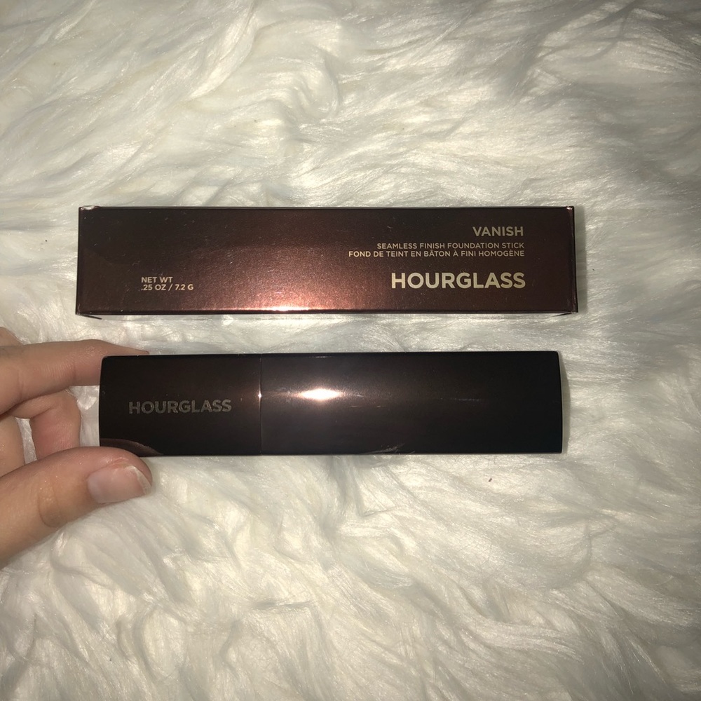 Hourglass vanishing stick foundation